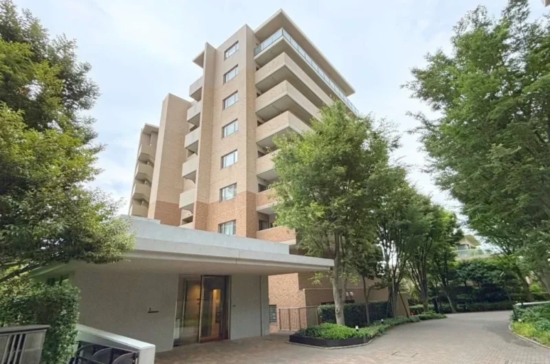 【外観】広大な敷地にゆったりと佇むレジデンス。暖色系ツートンの豊かな自然と調和した外観デザインです。2004年6月築、長谷コーポレーション施工、日商岩井不動産/他10社旧分譲の地上7階建（L棟）、総戸数774戸（D棟35戸）、免震構造の大規模マンションです。大型複合公園の「駒沢公園」に隣接する、広大な緑と水辺のランドスケープで、四季折々の自然を感じられる落ち着いた住環境。複数路線が利用可能なエリアで、東急東横線・田園都市線へのアクセスが良好。バス利用により「自由が丘」や「渋谷」方面へも軽快に移動できます。飲食店や生活施設も充実しており、快適な暮らしを支えます。「駒沢オリンピック公園」をはじめ、緑豊かな公園が点在。教育施設や医療機関も整い、子育て世帯にも安心の住環境です。