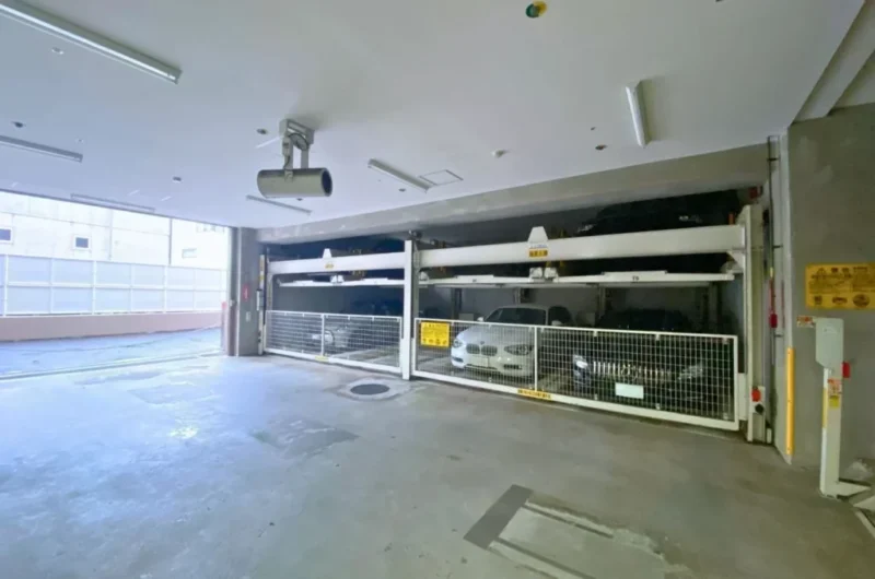 【駐車場】ゲート付き屋内駐車場でセキュリティーにも配慮され、天候による汚れや日焼けなどから大切なお車を守ります。
