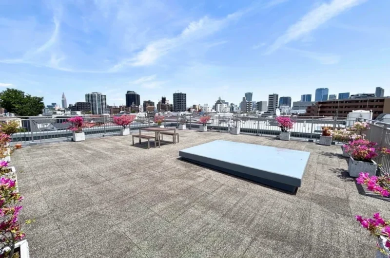 【屋上テラス】低層ながら高台立地につき、都会的な高層ビルが建ち並ぶ風景を一望できるパノラマビューです。広い空も仰げる開放感溢れる空間です。