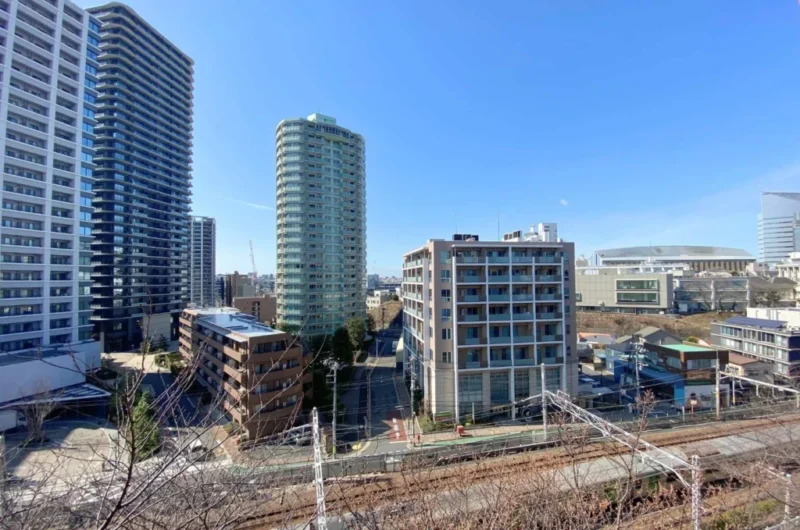【住戸からの眺望】都会的な高層ビルが建ち並ぶ風景ながら、前面の建物まで距離が保たれているので陽光もたっぷり注ぎ、開放感のある広い空も仰げる爽快な眺望です。