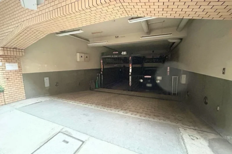 【駐車場】敷地屋内にあるゲート付き機械式駐車場はセキュリティーにも配慮され、天候による汚れや日焼けなどから大切なお車を守ります。