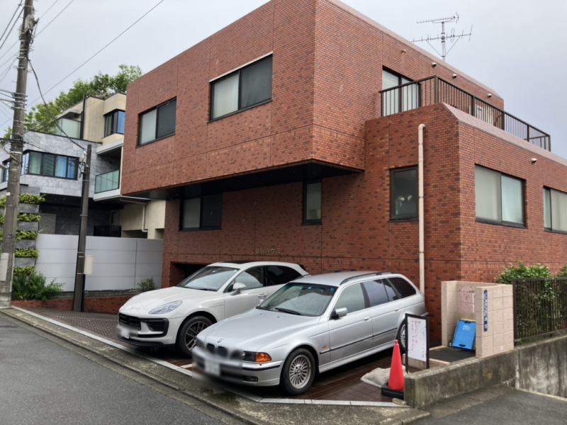 【外観】閑静な南青山の住宅街に馴染む、重厚感のあるタイル張りの端正なフォルム。少戸数ならではの落ち着きと、品格を感じさせる外観。1985年7月築、白石建設施工、興和不動産旧分譲の地上3階建、総戸数6戸の低層レジデンスです。東京メトロ銀座線・千代田線・半蔵門線が乗り入れる「表参道」駅へ徒歩8分。さらに「外苑前」駅も徒歩圏内で、都心各方面へのアクセスに優れています。青山通りや表参道周辺には、スーパーマーケットやコンビニ、飲食店、ショップなど多彩な生活施設が充実。表参道・青山エリアならではの上質なショップやカフェ、レストランが身近に揃います。日常の買い物から休日のショッピングまで、都心生活を満喫できます。美術館や公園、緑豊かな街並みが点在する南青山。散策やリフレッシュを楽しめる環境に加え、教育施設や医療機関も周辺に揃っています。