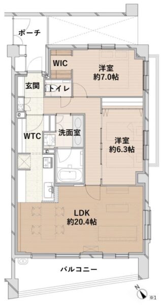 【間取り:2LDK】専有面積80.90㎡、バルコニー面積12.02㎡。約20.4帖のリビングダイニングキッチンに、ウォークインクローゼット付きの約7.0帖、クローゼット付きの約6.3帖の洋室があり、廊下にウォークスルークローゼット、玄関にシューズクローゼットを備え、収納も充実しています。玄関にはポーチが付いています。ZEH基準をクリアしており、夏は涼しく冬は暖かい快適な室内環境と、経済性を両立します。生活動線もスムーズな間取りで陽当たり良好な最上階・3方角住戸です。
