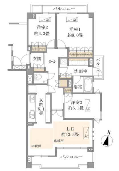 【間取り：3LDK】専有面積100.75㎡、バルコニー面積17.62㎡。床暖房付きの約13.5帖のリビングダイニングキッチンに、約9.0帖・約6.3帖・約6.1帖の洋室があり、それぞれにクローゼットを備えています。廊下に収納、玄関にシューズクローゼットを備えています。陽当たり良好な南・東・北の3面採光のある住戸です。