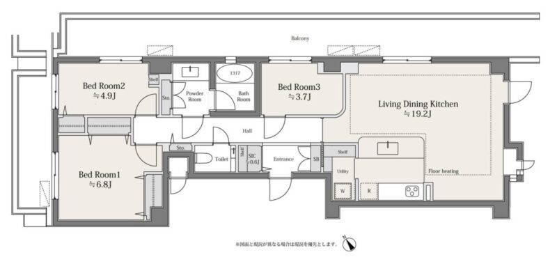 【間取り:3LDK】専有面積83.93㎡。床暖房付きの約19.2帖のリビングダイニングキッチンに、クローゼット付きの約6.8帖と約4.9帖、約3.7帖の洋室があり、全居室カーペット仕様です。洗面室にリネン庫、ユーティリティルームにシェルフ、廊下に収納、玄関にシューズインクローゼットとシューズボックスを備え、収納も豊富です。陽当たり・眺望良好な3角住戸です。専用使用権付き駐車場あります。
