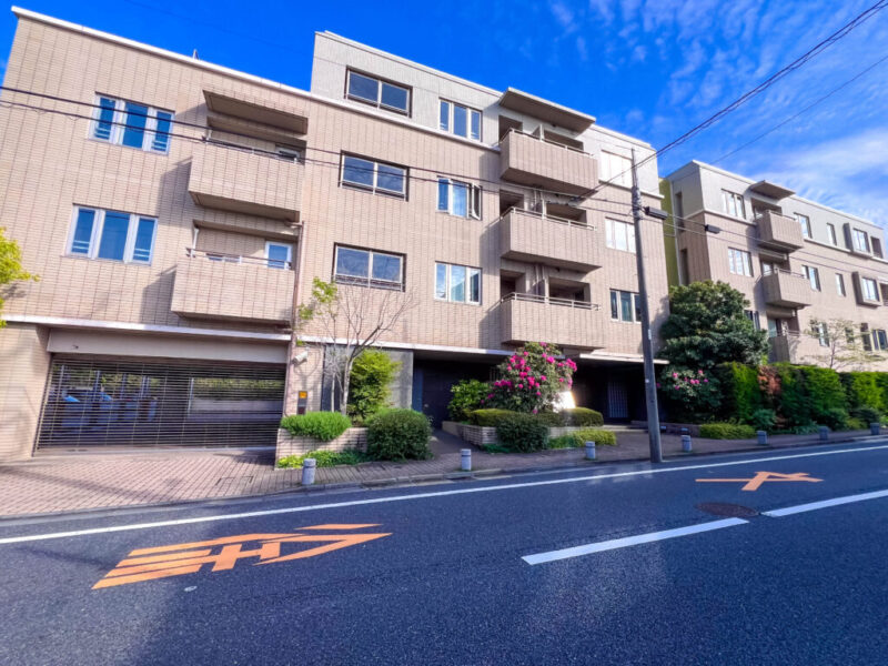 【外観】落ち着いた街並みに調和する、ブラウンタイル張りの重厚感のある端正なフォルム。上質感と品格を感じさせる佇まい。2002年3月築、清水建設/佐藤工業施工、三井不動産/日本土地建物旧分譲の地下1階地上4階建、総戸数45戸の低層レジデンス。最寄りは東急東横線「学芸大学」駅。徒歩圏から東横線を利用でき、渋谷・中目黒・自由が丘方面へアクセス可能。「野沢三丁目」バス停より「渋谷」駅・「目黒」駅・「五反田」駅も行き来でき、都心での通勤・通学や休日のお出かけにも便利です。駅周辺の商店街や各種ショップを普段使いできる立地。スーパーなど日常の買い物施設も身近に揃い、忙しい毎日を快適にサポートします。「中丸小学校」が近隣にあり、子育て世帯にも嬉しい住環境。周辺には公園も点在し、都心にありながら緑を身近に感じられます。