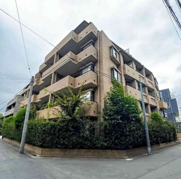 【外観】山王の落ち着いた街並みに調和する、ブラウンタイル張りの端正で上品な外観。2000年5月築、戸田建設施工、丸紅旧分譲の地下1階地上6階建、総戸数17戸のレジデンス。最寄りの「大森」駅から京浜東北線を利用でき、品川や東京方面へダイレクトにアクセス可能。駅徒歩3分という距離も日々の暮らしを快適にしてくれます。駅周辺にはスーパーや飲食店、商業施設、金融機関などが集まり、日常の買い物に便利です。「大森」駅近接ならではの高い生活利便性を享受できます。住宅街の穏やかな街並みに加え、教育施設や医療機関も身近。都心へのアクセスを確保しながら、落ち着いた暮らしを楽しめます。
