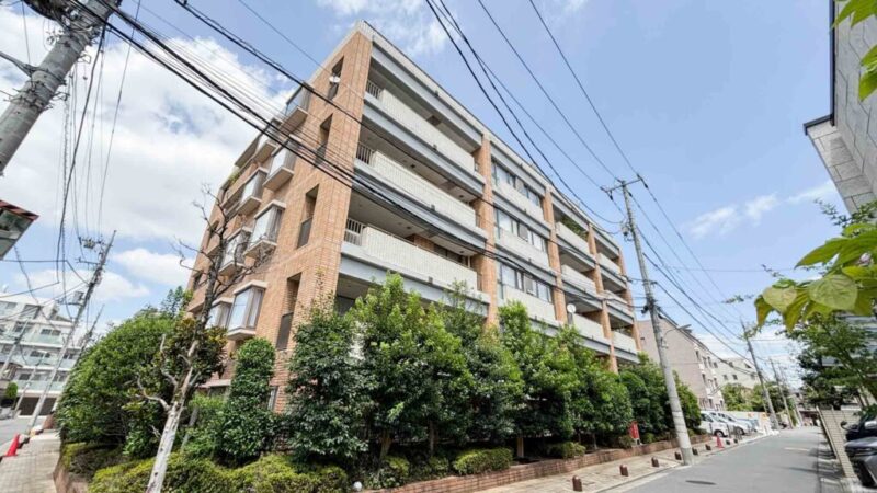 【外観】ライトブラウン×ホワイトタイル張りの重厚で端正なフォルム。御殿山の邸宅街に調和する、落ち着きと品格を感じさせる外観。1998年11月築、戸田建設施工、森ビル旧分譲の地下1階地上6階建、総戸数17戸のレジデンス。「品川」駅徒歩13分をはじめ、「北品川」駅や「大崎」駅も徒歩圏内。都心主要駅へのアクセスに優れ、通勤・通学や出張にも便利なポジションです。徒歩圏にコンビニやスーパーが揃い、日常のお買い物に便利です。「ゲートシティ大崎」や「大崎ニューシティ」も利用しやすく、ショッピングやグルメも身近に楽しめます。「御殿山庭園」をはじめ、周辺には緑豊かなスポットが点在。「品川区立御殿山小学校」へも近く教育環境も身近で、都心にありながら穏やかな暮らしを楽しめます。