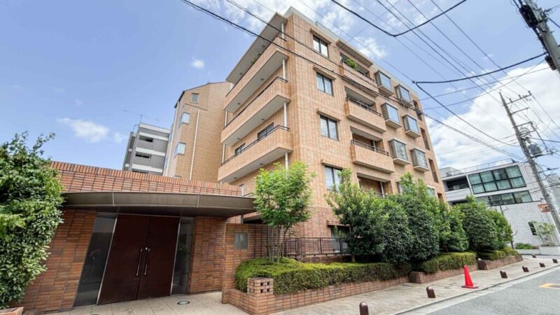 【外観】ライトブラウン×ホワイトタイル張りの重厚で端正なフォルム。御殿山の邸宅街に調和する、落ち着きと品格を感じさせる外観。1998年11月築、戸田建設施工、森ビル旧分譲の地下1階地上6階建、総戸数17戸のレジデンス。「品川」駅徒歩13分をはじめ、「北品川」駅や「大崎」駅も徒歩圏内。都心主要駅へのアクセスに優れ、通勤・通学や出張にも便利なポジションです。徒歩圏にコンビニやスーパーが揃い、日常のお買い物に便利です。「ゲートシティ大崎」や「大崎ニューシティ」も利用しやすく、ショッピングやグルメも身近に楽しめます。「御殿山庭園」をはじめ、周辺には緑豊かなスポットが点在。「品川区立御殿山小学校」へも近く教育環境も身近で、都心にありながら穏やかな暮らしを楽しめます。