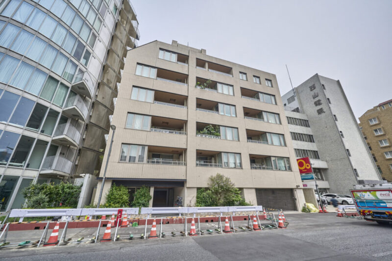 【外観】ベージュを基調としたタイル張りの上品な外観が印象的です。白金の街並みに調和する、洗練された佇まいが魅力です。2014年2月築、東急建設施工、住友商事旧分譲の地上7階建、総戸数35戸のレジデンス。「白金高輪」駅徒歩5分、「白金台」駅徒歩6分の駅近立地です。南北線・三田線を使い分けられ、都心各方面へスムーズにアクセスできます。高輪ゲートウェイ駅も徒歩圏にあり、交通利便性に恵まれています。周辺にはスーパーやコンビニが点在し、日々のお買い物に便利です。「クイーンズ伊勢丹白金高輪店」や24時間営業の「リンコス高輪店」なども利用でき、上質な都心生活を身近に楽しめます。「白金の丘学園白金の丘小・中学校」や保育施設が徒歩圏にあり、子育て世帯にも嬉しい環境です。「東京大学医科学研究所附属病院」や「北里研究所病院」など医療施設も身近で都心でありながら安心感のある暮らしを支えます。