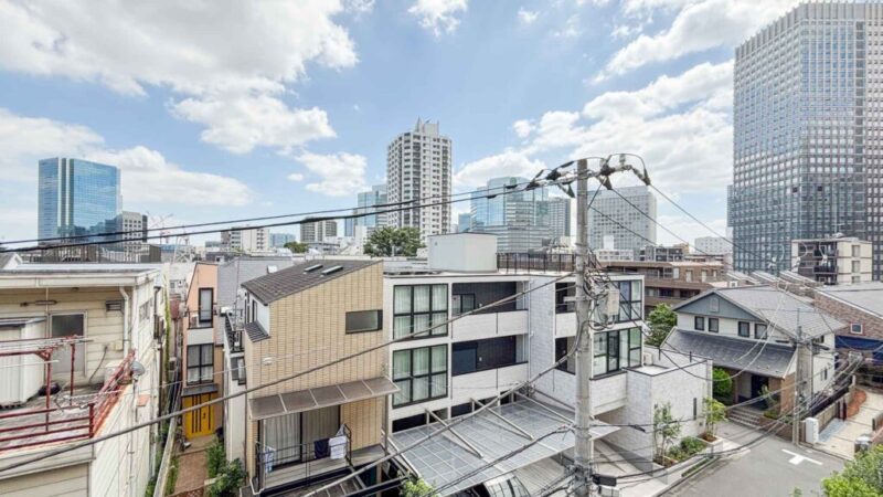 【住戸からの眺望】眼下は道路で、前面の建物まで距離が保たれているので陽光も注ぎ、周辺は低層の建物も多く抜けや開放感もあり、広い空も仰げる眺望です。