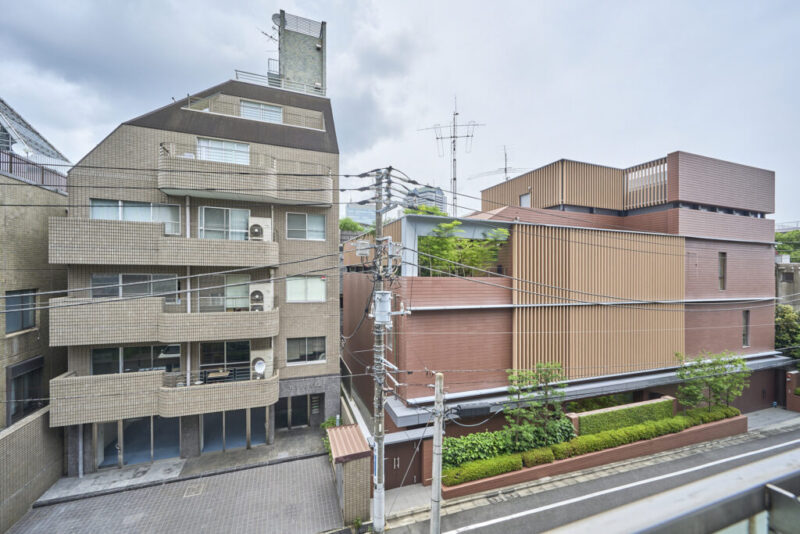 【住戸からの眺望】眼下は道路で、前面の建物まで距離が保たれているので陽光も注ぎ、周辺は低層の建物も多く開放感もあり、広い空も仰げる眺望です。
