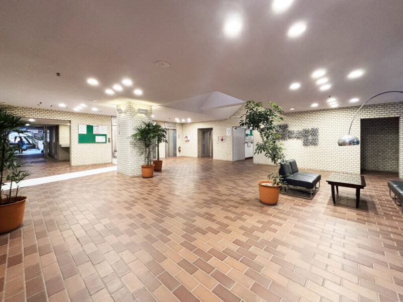 【エントランス】落ち着いた色調でまとめられた共用空間は、住まいへの期待感を高める品格ある雰囲気です。長く住み継がれてきた大規模マンションならではのゆったりとしたスケール感も魅力です。防犯カメラを備え、日勤管理による管理体制が暮らしの安心感を支えています。大規模マンションならではの管理体制に加え、玄関にはダブルロック仕様が採用されています。
