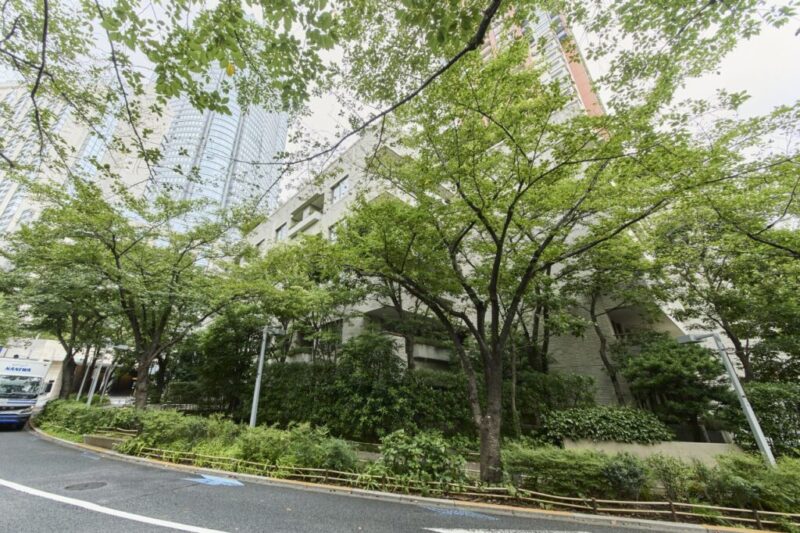 【外観】都会的な洗練と緑豊かな落ち着きを兼ね備えた外観が魅力です。大規模複合都市「六本木ヒルズ」の一角に佇み、上質な住まいの存在感を放ちます。2003年4月築、戸田建設/フジタ共同企業体施工、地下2階地上6階建、総戸数35戸のハイグレードレジデンスです。「六本木ヒルズレジデンス」は、4棟からなる六本木ヒルズの居住棟です。「六本木ヒルズ」敷地内の落ち着いた住居エリアに位置し、都心にありながら静穏さと上質さを兼ね備えた立地です。「六本木ヒルズ」には200店舗以上が入る商業施設、森美術館、TOHOシネマズ、グランド ハイアット東京など、多彩な都市機能が揃うコンパクトシティ。日常の買い物はもちろん、上質なショッピングやグルメも徒歩圏で楽しめます。また都心に居ながら、「毛利庭園」や「けやき坂」の並木道など、季節折々の自然も感じられる住環境です。東京メトロ日比谷線「六本木」駅まで徒歩6分で、都営大江戸線も利用可能。東京メトロ南北線が利用可能な「麻布十番」駅も徒歩圏。主要ビジネスエリアや羽田空港へのアクセスも良く、多方面へ軽快に移動できる交通利便性が整っています。学区域「南山小学校」・「六本木中学校」は徒歩10分圏内、医療面では「東京慈恵会医科大学附属病院」と連携した健康相談室も設けられ、都心生活と暮らしやすさを両立できる住環境です。
