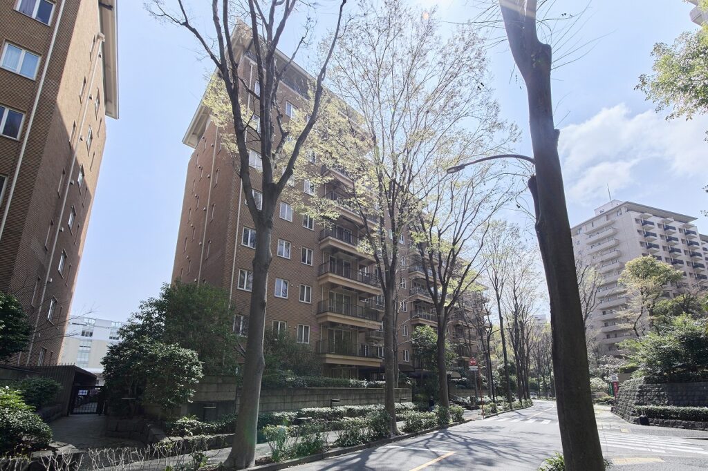 広尾ガーデンヒルズイーストヒルB棟 8階｜「広尾」駅徒歩4分。時を重ねてなお、美しく。緑に包まれた広尾の敷地面積約66,000㎡の名邸。陽当たり良好な南東向きワイドスパン住戸。専用平置き駐車場あり