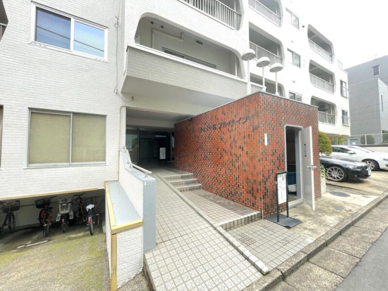 【エントランス】クラシカルなブラウンタイル貼りで外観のアクセントとなっているエントランスは、住まう方を穏やかに迎え入れる空間です。華美になりすぎないシンプルな設えが、低層マンションならではの落ち着いた雰囲気を演出します。エントランスには夜間オートロックを採用し、居住者以外の立ち入りを抑制。各住戸のTVモニター付きインターホンとともに、日々の暮らしの安心に配慮したセキュリティ体制です。