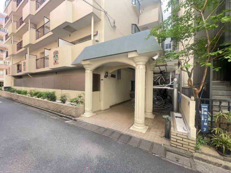 【エントランス】住まいの顔となるエントランスは、ヨーロピアンテイストな落ち着いた住環境と調和する佇まいが、住まう方や訪れる方を迎えます。
