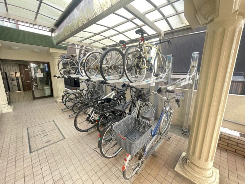 【駐輪場】敷地内の綺麗に並ぶラック式屋根付き駐輪場は、天候による汚れや日焼けによる劣化などから自転車を守ります。