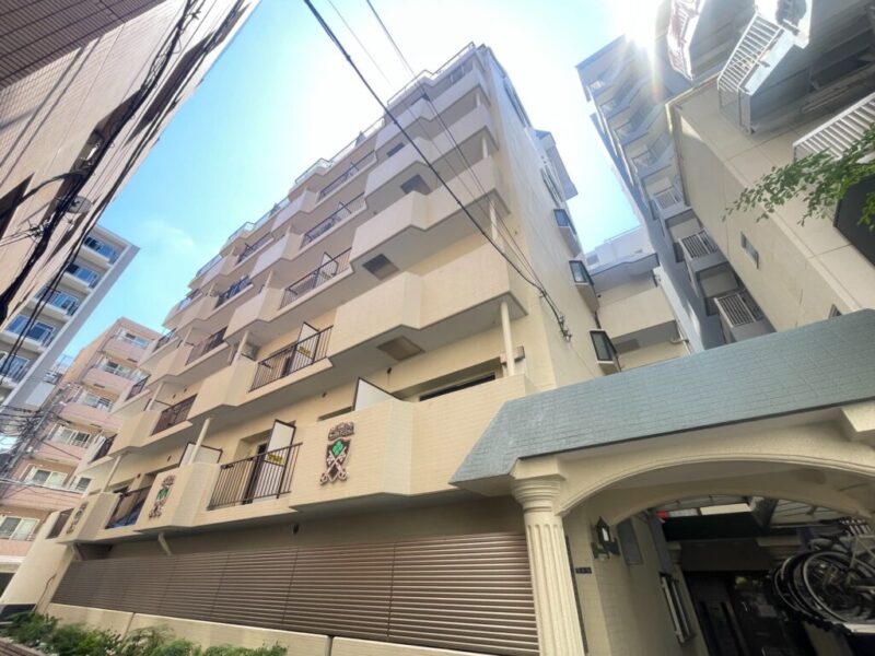 【外観】エンブレムが特徴的な端正なフォルムと都市型マンションらしい外観が特徴です。1986年4月築、田園建設施工、田園信販旧分譲の地上8階建、総戸数31戸のヴィンテージマンション。利便性に優れた両国エリアで、快適な都心生活を支えます。R総武線「両国」駅を徒歩圏に収め、都営大江戸線「両国」駅も利用可能です。「新宿」方面や「秋葉原」方面などへアクセスしやすく、通勤からショッピングまで幅広いシーンで利便性を発揮します。駅周辺の商業施設や多彩な飲食店を日常使いできる便利なロケーションです。ちょっとした買い物から仕事帰りの食事まで、暮らしのさまざまなシーンに対応しやすい住環境です。「両国」エリアには、緑を感じられる公園や地域の医療機関があり、日常生活を支える環境が整っています。歴史ある街並みを歩きながら、休日も身近な場所で気分転換を楽しめます。下町ならではの親しみやすさも感じられる立地です。