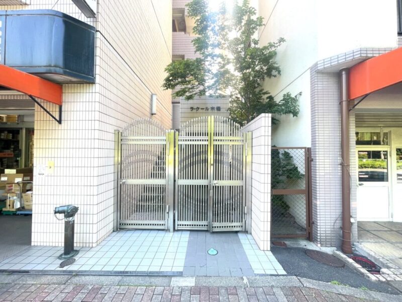 【エントランス】無駄を抑えた端正なデザインが印象的なエントランスです。日々の帰宅を穏やかに迎えてくれる、落ち着きと安心感を備えた共用空間。エントランスのオートロックをはじめ、防犯面に配慮した共用設備を備えています。都心での暮らしに欠かせない安心感を意識した住環境です。