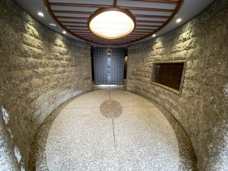 【エントランス】落ち着いた邸宅の雰囲気を感じさせる共用空間が、建物全体の品格を引き立てます。オートロックや防犯カメラなどのセキュリティ設備を採用し、都心での暮らしに安心感をもたらします。TVモニター付きインターホンに加え、日勤管理体制も整っており、日々の暮らしを支えてくれます。