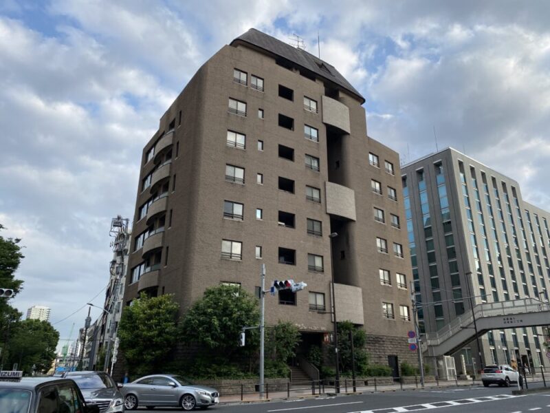 【外観】茶系のタイル貼りを基調とした、重厚感と品格を感じさせる外観が印象的。時を重ねた風格を感じさせる外観が、都心の邸宅街にふさわしい存在感を演出します。1989年4月築、フジタ工業施工、リクルートコスモス旧分譲の地下1階付10階建、総戸数15戸のヴィンテージマンション。最寄りの「白金台」駅まで徒歩1分という優れたアクセス環境が魅力です。東京メトロ南北線・都営三田線に加え、「高輪台」駅や「目黒」駅も利用可能。都内主要エリアへの移動をスムーズにサポートします。「白金台」駅周辺には、「マルエツプチ白金台店」や「いなげや白金台店」、「プラチナ ドン・キホーテ白金台店」などがあり、日々のお買い物に便利です。スーパーやドラッグストアが身近にそろい、快適な都心生活を支えてくれます。豊かな緑を感じられる「八芳園」や「国立科学博物館附属自然教育園」が身近にあり、都心にいながら自然に親しめます。通学区域の「港区立白金小学校」に加え、「東京大学医科学研究所附属病院」も近くで、暮らしを支える周辺環境が整っています。洗練された街並みが広がる「白金台」エリア。交通利便性に優れながら、緑や文化を身近に感じられる、魅力的なロケーションです。