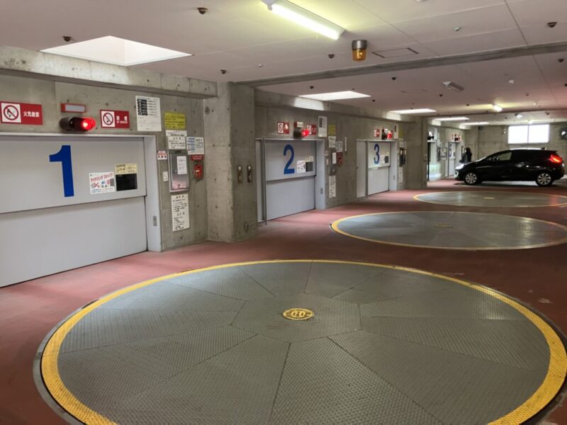 【駐車場】ターンテーブルで向きを変えて入出庫する、セキュリティー面にも配慮された屋内の機械式駐車場です。天候による汚れや日焼けなどからも大切なお車を守ります。
