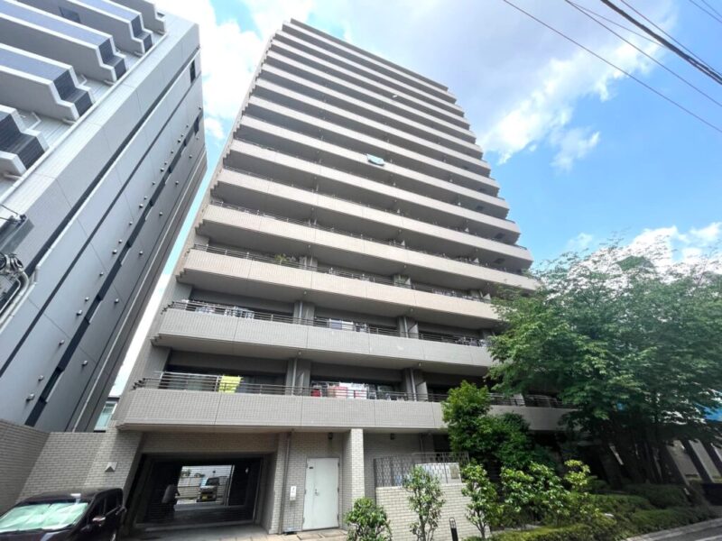【外観】グレージュタイル貼りの基調とした端正な外観が、街並みに品格を添えています。2001年2月築、不二建設施工、リクルートコスモス旧分譲の地上15階建、総戸数55戸のレジデンス。「浅草」駅から東京メトロ銀座線・都営浅草線・東武線を利用でき、都心主要エリアへの移動に便利です。スーパーやコンビニも徒歩5分圏内など、日常生活に欠かせない店舗が身近に揃う住環境です。「浅草」まで足を延ばせば、老舗店から商業施設まで多彩なショッピングを楽しめます。「今戸公園」が隣接し、気軽な散歩やリフレッシュに便利。「台東区立桜橋中学校」も至近に位置し、「浅草病院」も徒歩圏。子育て世帯にも安心感のある環境です。歴史と文化が息づく「浅草」を生活圏としながら、喧騒から少し離れた落ち着きと利便性を兼ね備えた住環境です。