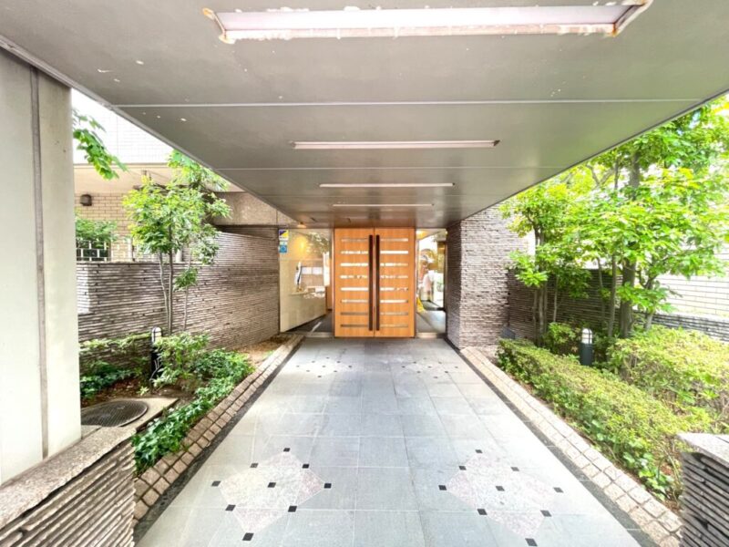 【エントランス】品格を感じさせるエントランスが、住まいへの期待感を高めます。都会的な洗練と落ち着きを兼ね備えた、心地よいアプローチです。
