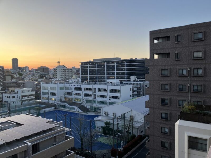 【住戸からの眺望】眼下は中学校の為、抜け感もあり空色の移ろいも感じれる眺望です。
