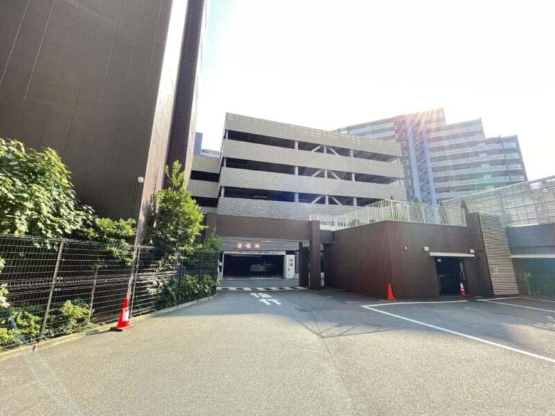 【駐車場】屋上以外は屋根があり、天候の影響を受けず、濡れずに乗り降りできる自走式立体駐車場です。