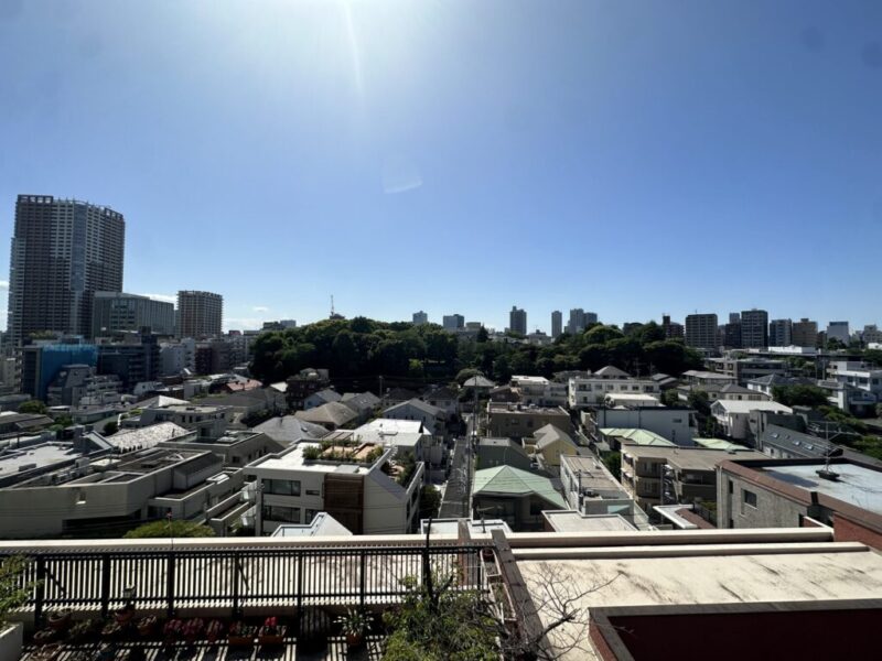 【住戸からの眺望】広い空や大学キャンパスの豊かなグリーンが広がり、開放感溢れる爽快な眺望です。奥には五反田方面の高層ビル群も望めます。
