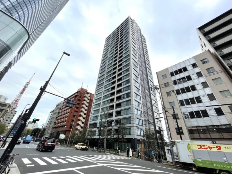 【外観】天然石を用いた重厚感のある基壇部や日本伝統の格子模様をイメージした和モダンで印象的なタワーレジデンスです。洗練されたフォルムが、麻布台の街並みに気品を添えます。2014年1月築、大林組施工、丸紅旧分譲のグランスイートシリーズのハイクラスタワーレジデンスです。東京メトロ南北線「六本木一丁目」駅をはじめ、「麻布十番」駅、「神谷町」駅が徒歩圏内。都心の主要エリアへアクセスしやすく、ビジネスにもプライベートにも軽快なフットワークを実現します。マンション前には、麻布台ヒルズ」を身近に利用できる、都心ならではの生活環境が魅力です。日常のお買い物はもちろん、多彩な飲食店や洗練されたショップも生活圏内に揃い、忙しい毎日を快適にサポートします。「麻布十番」方面にも足を延ばしやすく、利便性と豊かな食文化を満喫できる環境です。都心にありながら緑を感じられる「麻布台ヒルズ」周辺の広場や緑地が身近にあり、散策や気分転換にも適した環境です。学区域の小学校は至近に位置し、教育施設や医療機関も点在する港区エリアで、都心生活の快適さを支えます。複数路線が利用できる交通利便性に加え、和の美意識を取り入れたデザインや充実した共用施設が魅力です。都心の躍動を享受しながら、上質で落ち着いた暮らしを求める方におすすめの一邸です。