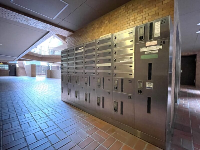 【宅配ボックス】共用部には仕事や外出で忙しい日でも24時間いつでも荷物の受け取りができる便利な宅配ボックスが設置されており、日々の暮らしの快適性をサポートします。