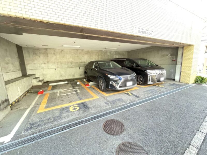 【駐車場】乗り降りや入出庫しやすいビルトインの平置き駐車場です。天候による汚れや日焼けからも大切なお車を守ります。