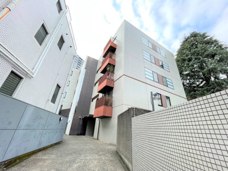 【外観】ホワイトのタイル張りに朱色のバルコニーがアクセントのモダンな外観。白金の邸宅街に上質な住まいの風格を演出しています。竹中工務店施工、アンカー分譲の地上5階建、総戸数14戸の小規模マンションです。管理はNITOH建物管理の常駐（住込）管理で管理体制良好なマンションです。「白金高輪」駅へ徒歩圏、「白金台」駅も利用できる2駅2路線の交通環境です。南北線・三田線を自在に使い分けられ、「目黒」「六本木一丁目」「永田町」方面への移動にも便利です。最寄りの「白金高輪」駅近くには「クイーンズ伊勢丹」があり世界各国のあらゆる食材が並んでいます。「白金高輪」駅より北里大学方面へ進むと、小料理店などが店在しており、隠れたグルメスポットでもあります。豊かな緑を有する「自然教育園」や周辺の公園が、都心暮らしに潤いを添えます。「白金の丘学園白金の丘小学校・中学校」が近隣の教育環境としてあり、「東京大学医科学研究所附属病院」などの医療施設も周辺エリアに充実しています。