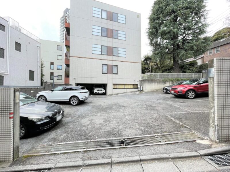 【駐車場】専用使用権付き駐車場で、乗り降りや入出庫しやすい敷地内の平置き駐車場です。ハイルーフ車もゆとりを持って駐車する事ができます。