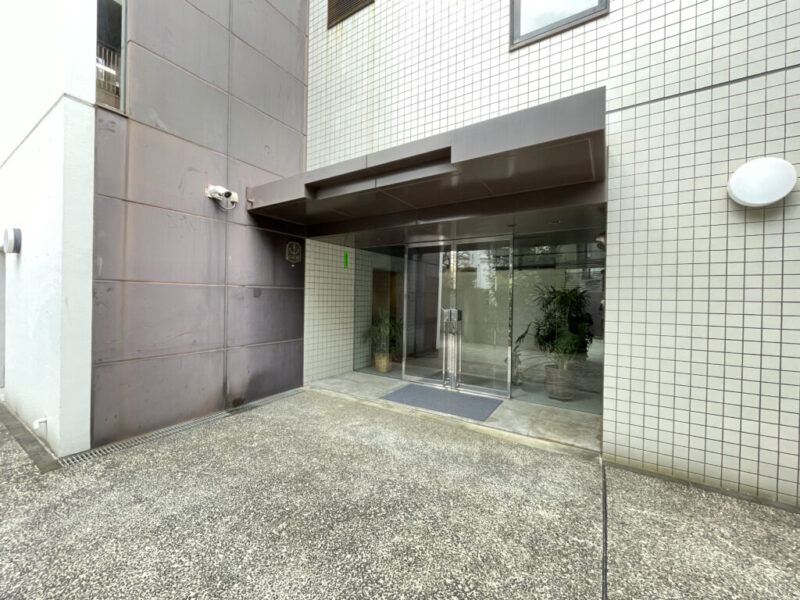 【エントランス】重厚感と落ち着きを備えたエントランスが印象的です。華美になりすぎない上質な設えが、「白金」の街並みにふさわしい住まいの顔を演出しています。オートロックや防犯カメラを備え、都心生活の安心感に配慮したセキュリティ環境です。管理人が常駐する管理体制も、日々の暮らしを支える心強いポイントです。
