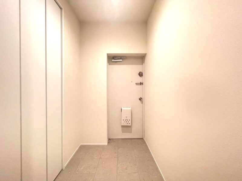 【玄関】落ち着きのある雰囲気で、玄関横にはシューズインクローゼットを備えています。シューズもたっぷり、ベビーカーや傘立ても収納でき、玄関フロアもすっきりご利用頂けます。