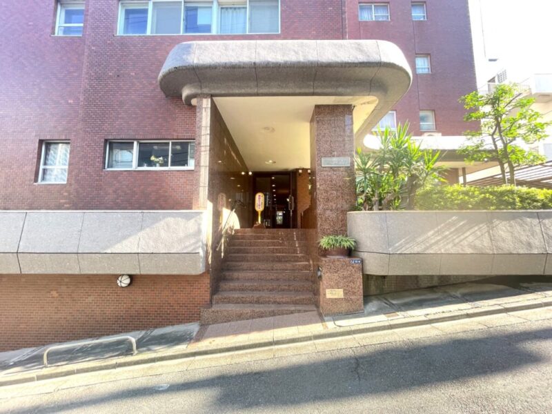 【エントランス】アールが効いた重厚感のあるキャノピーにタイルやストーンで設えた瀟洒なエントランスは、住まいへと迎え入れる品格ある空間です。長く住み継がれてきた邸宅としての風格を感じさせます。