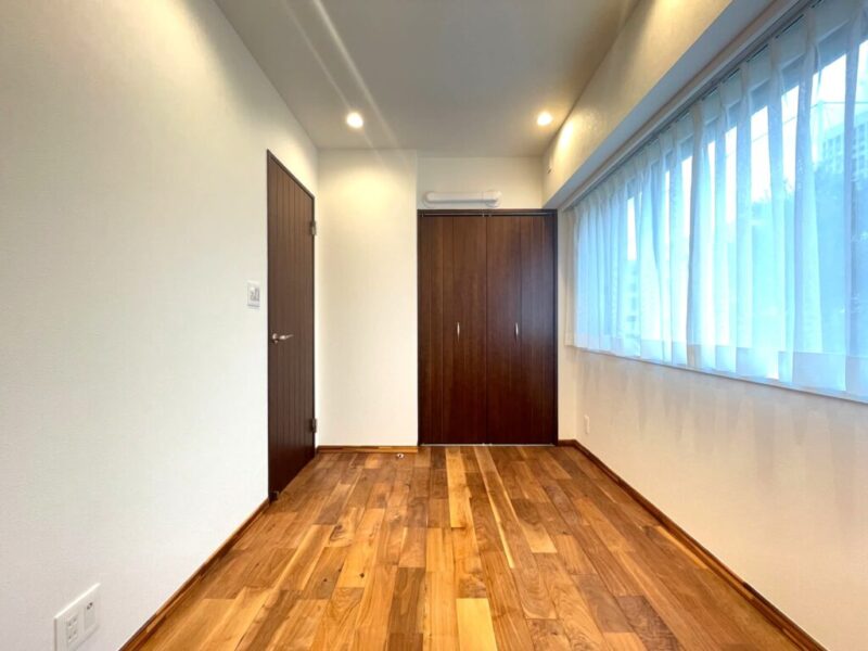 【洋室：約5.0帖】全ての洋室にも天然無垢材を使用したフローリングや建具で高級感と木の温もりが感じられます。各洋室にクローゼットまたはウォークインクローゼットが備えており、居室部分も広くご利用頂けます。