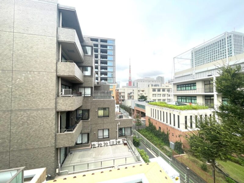 【住戸からの眺望】こちら側は眼下は道路で、前面の建物まで距離が保たれているので陽光も注ぎ、小学校の緑が広がる眺望です。