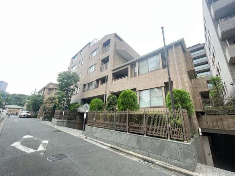 【外観】都心邸宅街にふさわしい重厚感のあるブラウンタイル貼りの外観。周囲の緑や落ち着いた街並みに溶け込む、瀟洒な低層レジデンスです。「赤羽橋」駅をはじめ、「麻布十番」駅、「芝公園」駅、「三田」駅、「田町」駅など複数駅・複数路線を使い分けられる立地です。「六本木」「大手町」「品川」方面への移動にも便利です。身近なスーパーに加え、「麻布十番商店街」方面にもアクセスしやすく、日々の買い物から外食まで幅広く楽しめます。都心ならではの多彩な生活利便施設が身近に揃います。「三田綱町児童遊園」などの身近な公園に加え、「芝公園」も生活圏。学区の「港区立赤羽小学校」は至近に位置し、「慶應義塾中等部」などの教育施設も点在し、「東京都済生会中央病院」や「国際医療福祉大学三田病院」も利用しやすい環境です。「綱町三井倶楽部」も近く、大使館などが点在する、港区らしい品格ある街並みが魅力です。