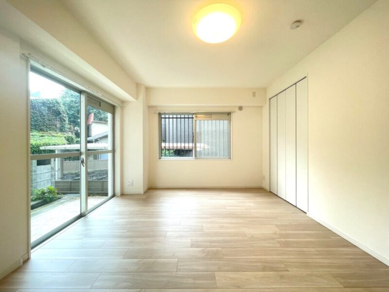 【洋室：約8.8帖】朝の陽光も注ぐ東と北向きの窓があり風通しも心地の良い洋室です。クローゼットを備え、大型ベッドまたは、シングルベッドを2台置ける広さがあり、主寝室にもおすすめです。