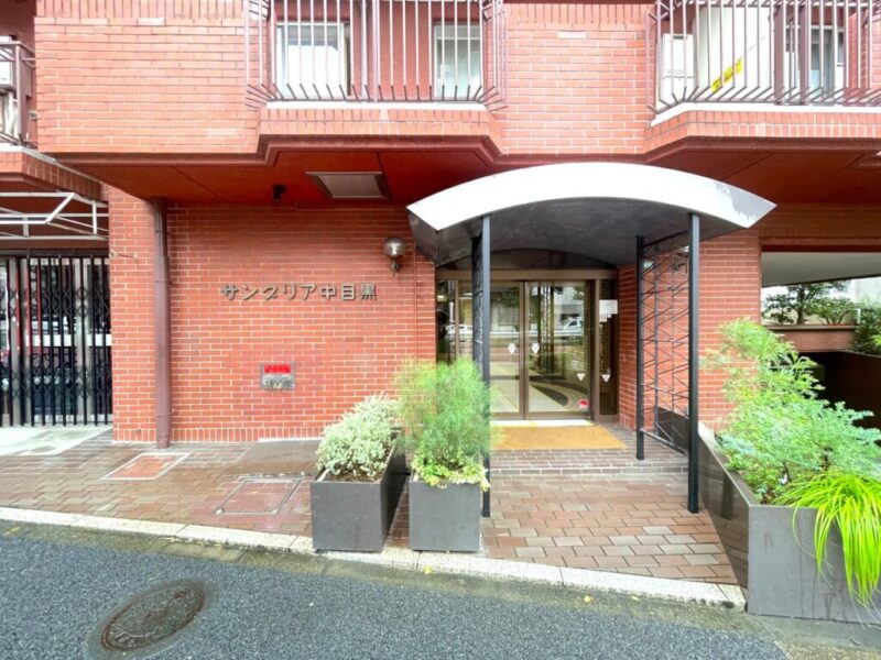 【エントランス】居住者を穏やかに迎えるエントランス。シンプルで落ち着いた設えが、都心邸宅らしい品のある住環境を演出しています。エントランスにはオートロックを採用し、住まいの安全性に配慮しています。共用部の管理にも配慮され、都心での暮らしに安心感を添える住環境です。宅配ボックスも備えているため、不在時の荷物の受け取りにも便利です。
