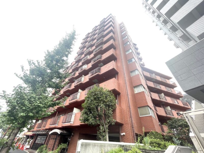 【外観】ブラウンタイル張りの落ち着いた端正な外観が、品格ある都市邸宅の雰囲気を演出します。1979年3月築、藤村建設施工、エヌ・ジェー・エス旧分譲の地下1階地上11階建、総戸数49戸のヴィンテージマンション。東急東横線・東京メトロ日比谷線「中目黒」駅まで徒歩4分。さらにJR山手線「恵比寿」駅も徒歩圏にあり、「渋谷」「代官山」「六本木」「銀座」方面へスムーズにアクセスできます。都心主要エリアを自在に使いこなせる交通利便性が魅力です。駅周辺には「東急ストア 中目黒本店」や「プレッセ 中目黒店」などのスーパーが揃い、日々の買い物に便利です。「中目黒ゲートタウン」をはじめ、カフェやレストラン、ショップも充実。暮らしながら街歩きも楽しめます。「目黒川」沿いの遊歩道や「中目黒公園」が身近にあり、散策やリフレッシュを楽しめます。周辺にはクリニックも充実し、「東京共済病院」も徒歩圏。都心生活と安心感を両立できる住環境です。
