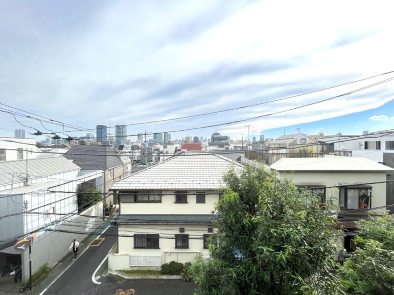 【住戸からの眺望】眼下は道路で、前面の建物まで距離が保たれているので陽光も注ぎ、周辺は低層の建物も多く開放感もあり、広い空も仰げる眺望です。