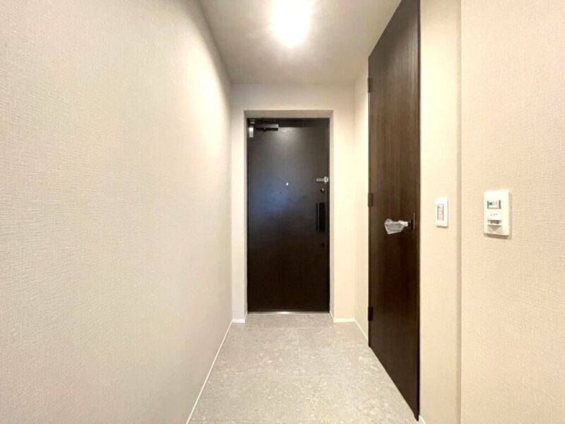 【玄関】玄関はすっきりとした落ち着いた雰囲気です。高さのあるシューズクローゼットが設置されており、たっぷりのシューズが収納できます。