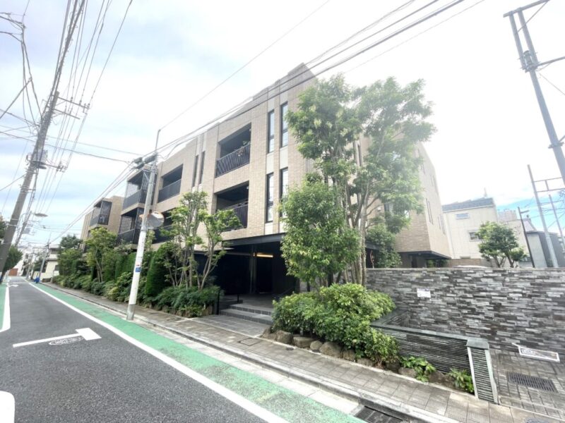 【外観】邸宅地・小日向の街並みや周囲の緑に調和する、重厚で端正なフォルムと上質な素材感が印象的な低層レジデンス。2015年11月築、地上3階建、総戸数31戸。大豊建設施工、三菱地所レジデンス旧分譲、人気の「ザ・パークハウスシリーズ」です。「茗荷谷」駅から丸ノ内線を利用でき、「大手町」「銀座」方面への移動に便利です。さらに「江戸川橋」駅から有楽町線も利用可能で、都心各所へ軽快にアクセスできます。駅周辺には「マルエツ プチ 茗荷谷店」や「三徳 茗荷谷駅前店」など日常の買い物に便利なスーパーが身近に揃います。駅周辺には飲食店や各種店舗も集まり、暮らしやすい環境です。区立小・中学校は徒歩5分圏内など教育施設が身近にあり、文教エリアらしい落ち着きを感じられます。「教育の森公園」や「小石川植物園」など自然を感じられる緑豊かなスポットも身近です。