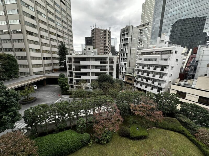 【住戸からの眺望】眼下には、敷地内の手入れの行き届いた庭園が広がり、季節感も感じられる眺望です。